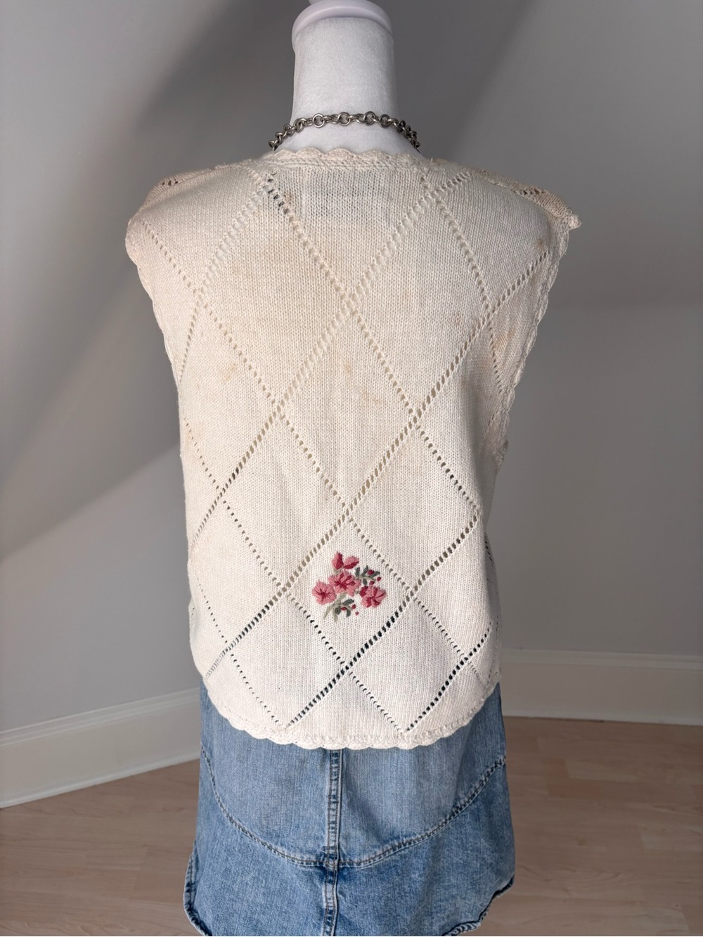 Vintage Northern Isles Hand-Embroidered Floral Knit Vest 🌸 - Picture 2 of 6
